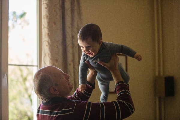 Un petit garçon et son grand-père