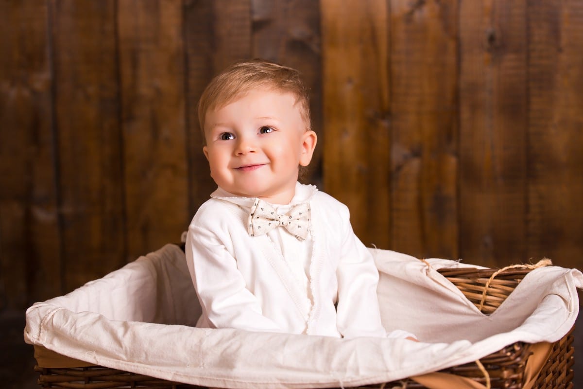 Bébé garçon en costume blanc