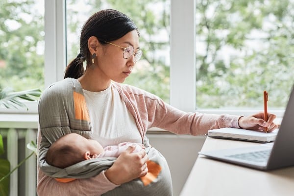 femme avec son bébé