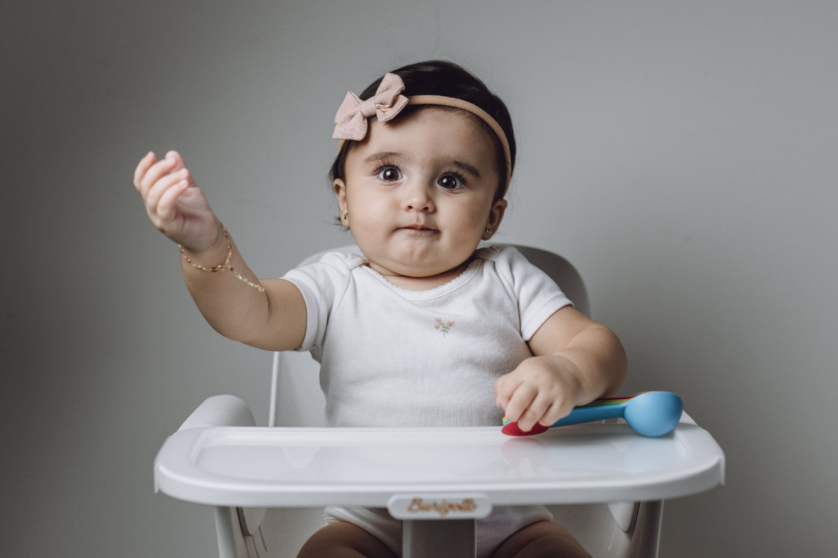 bébé assise dans une chaise