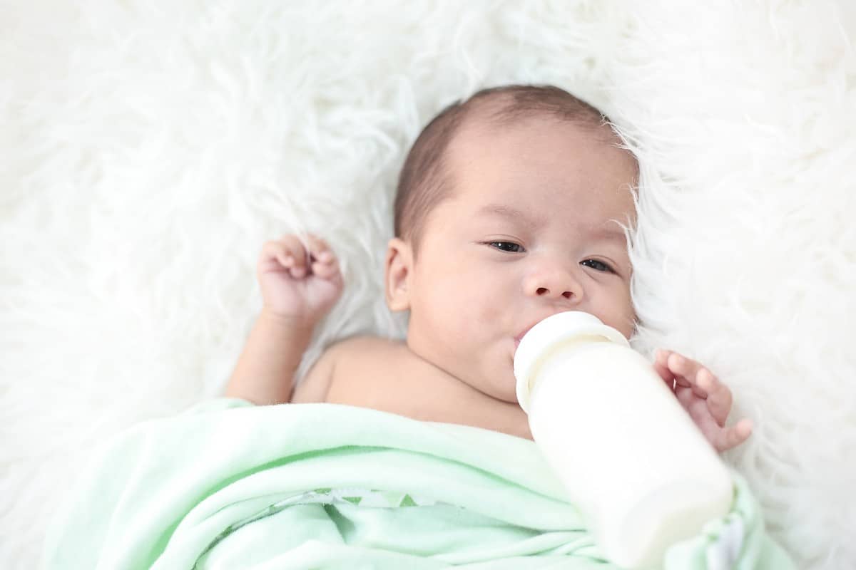 nouveau-nés sucent le lait au biberon