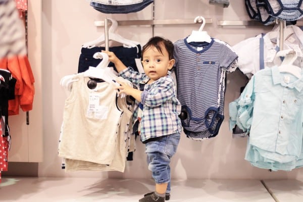 bébé dans un magasin 