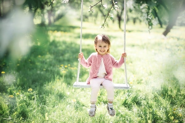 petite fille sur la balançoire