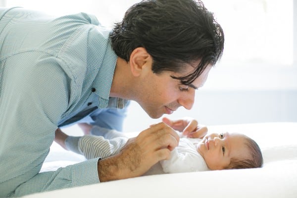 papa avec son bébé