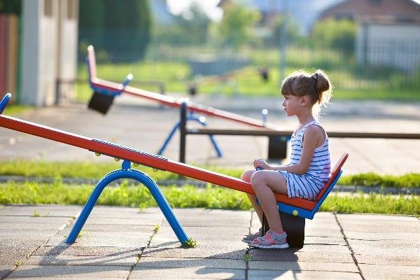 petite fille sur la balançoire